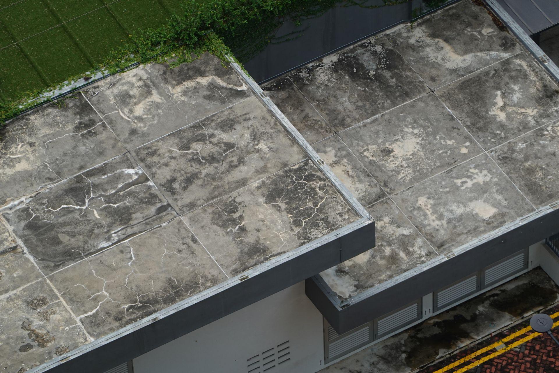 Modernes Flachdach aus Beton von oben