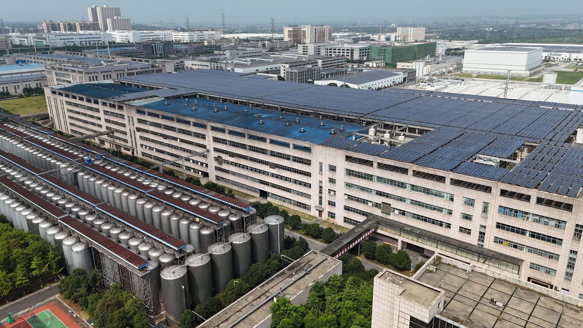 Industriegebäude mit Photovoltaik auf dem Flachdach