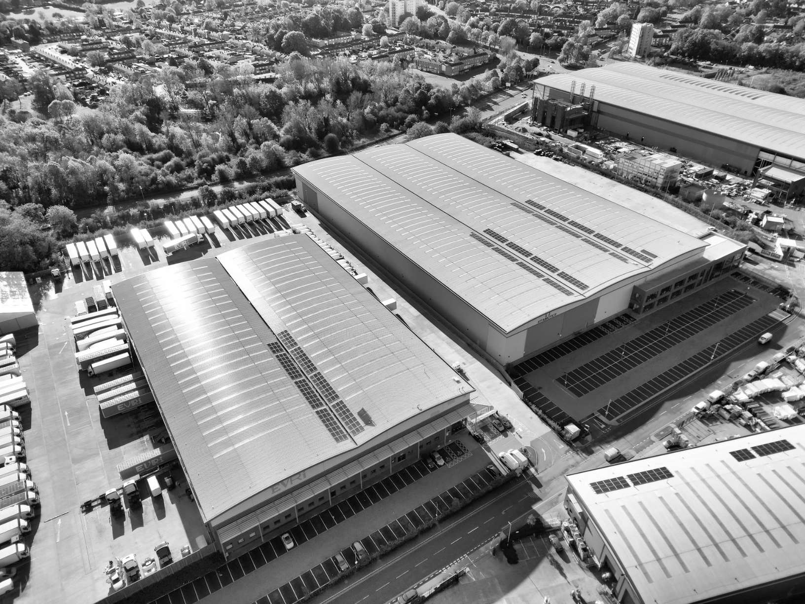 Industriehallen mit Flachdächern aus der Luft