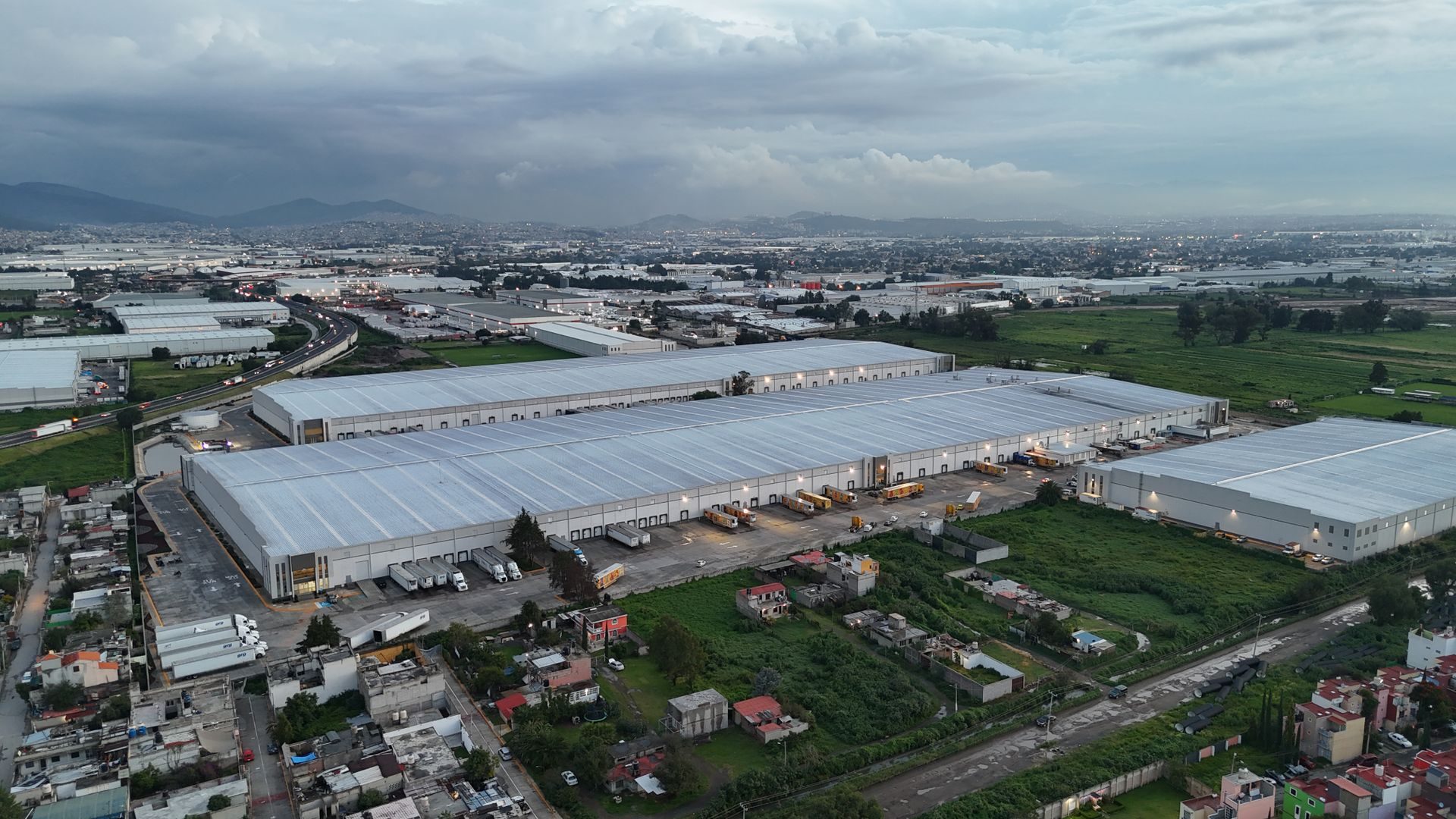 Logistikpark mit großen Hallen