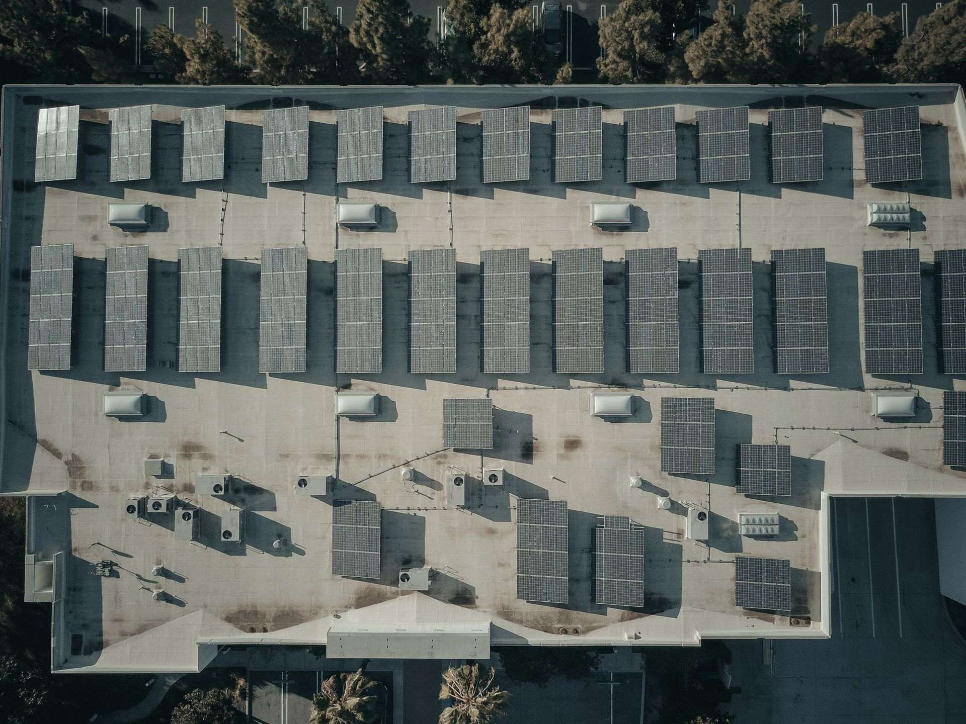 Photovoltaikanlage auf einem gewerblichen Flachdach von oben